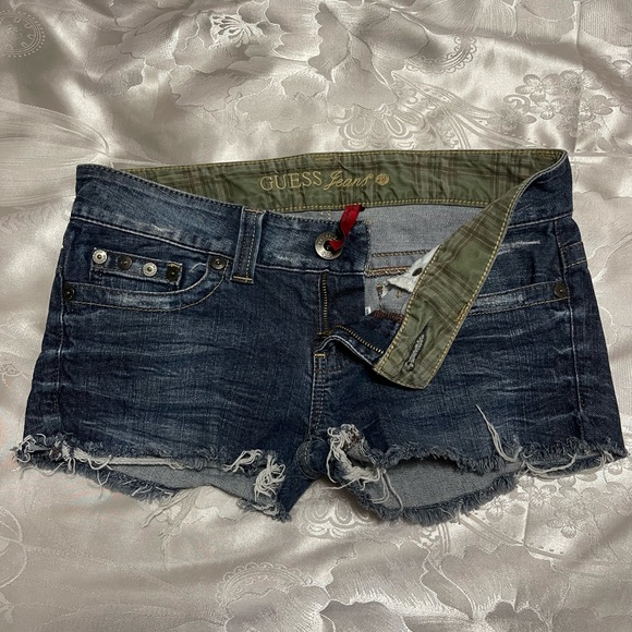 Guess jean shorts raw hem pockets with guess logo on back pocket size 28 - Picture 12 of 12